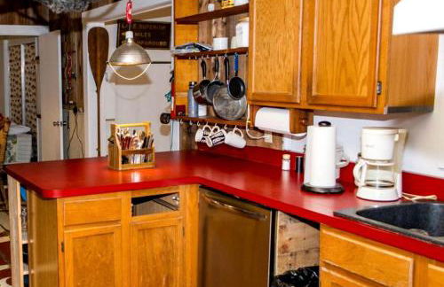 Spacious Cabin for a Group Getaway Overlooking Junior Lake in Florida - Foto 3