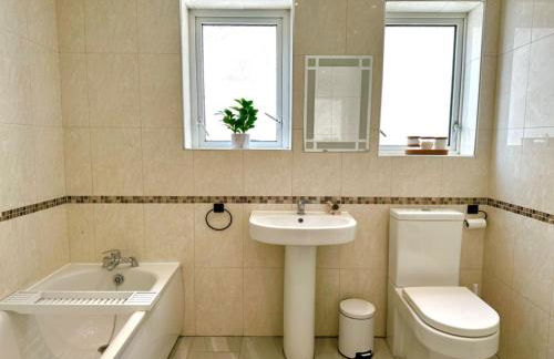 5 bedroom detached house sleeps 13 spacious Parking 5 mins driving to Bicester Village - Foto 61