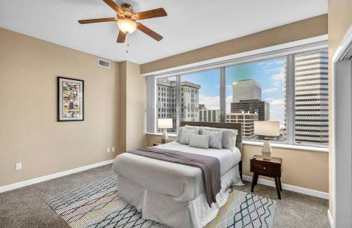 Luxury High-Rise w/ City View | Paid Parking | Gym - Photo 31