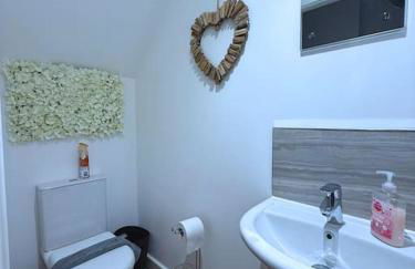 Adeluxe Home - Luxury 2 Bedroom Entire House with Free WiFi, Disney, Netflix and Amazon Prime Included - Foto 18