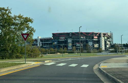 Stylish 3BR Getaway across Bristol Speedway - Foto 61