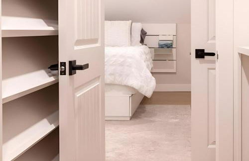 Renovated & Sophisticated Home Near Beach & Shops! - Photo 47