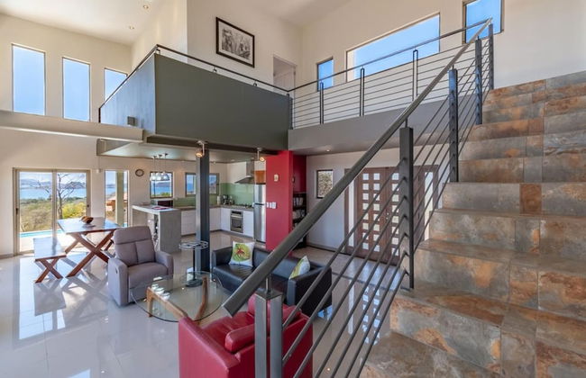 Modern Hillside Home with Sleek Interiors and Panoramic Poolside Views - Foto 27