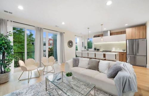 Comfy 3-BD Apt near United Center with Balcony - Foto 1