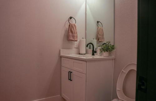 Loop, New Luxurious Large 3BR House, Sleeps 11 with Free Parking - Photo 45