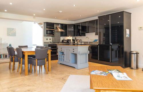 Trewhiddle Retreat V11 by Together Travel - Luxury 4-Bedroom Villa - Foto 13