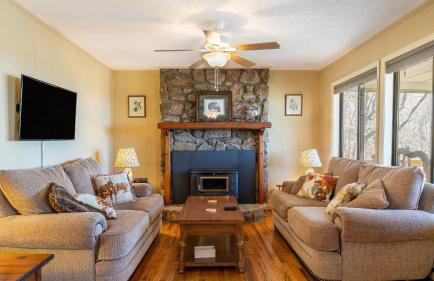 Deck w/ Forest Views, Ping Pong Blue Ridge Mtn Escape Ash Vale by Avantstay - Foto 6