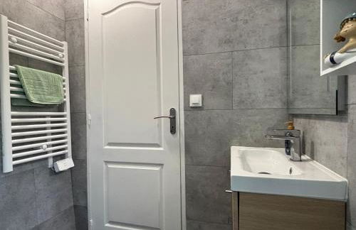 Rivage Maison spacieuse 10 p 5 chambres 2 sdb 2 WC tout confort avec jardin, belle terrasse aménagée, parking privatif, à 2 kms d'une petite plage, 3kms d'Omaha Beach et Port en Bessin - Foto 31