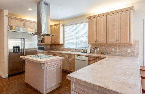 Luxurious 4BR Retreat - Pool Table & Chic Amenities - Photo 4