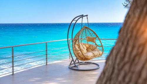 Iconic PRIVE beachfront villa Mola Kaliva - Photo 1