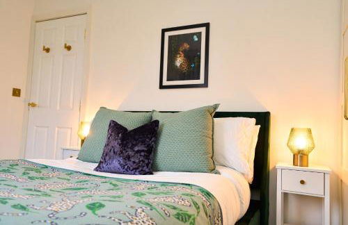 Chic Family Home with Garden Fire Pit & Event Space, Hot Tub - Foto 20