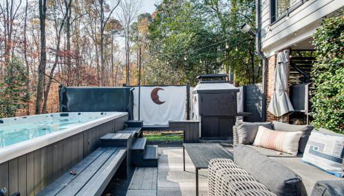 4,100-Sq-Ft Gem with Pool Table and Yard in Raleigh - Foto 4