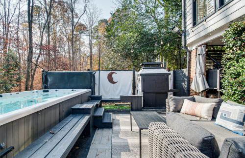 4,100-Sq-Ft Gem with Pool Table and Yard in Raleigh - Foto 4