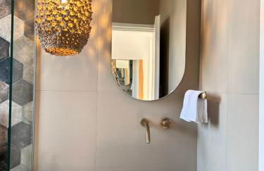 L A Boutique Suites with Private Hot Tub - Photo 75