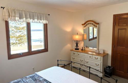 NEW! The Lighthouse - Cute, Large, and Lakefront! - Foto 37