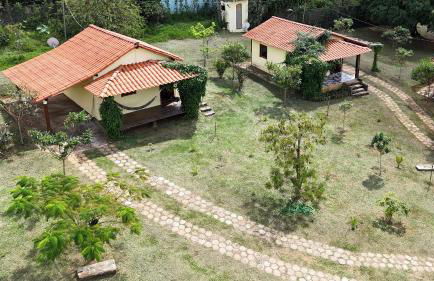 Chalés Vila Carrancas - Ao lado do centro com piscina, cozinha completa e muita tranquilidade - Foto 38