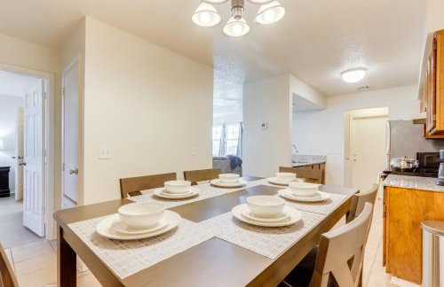 Home with Fenced Yard Near Dtwn Rogers! - Foto 11