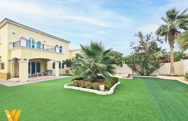 Venduras - Spacious 4BR Villa in La Mer - Photo 1