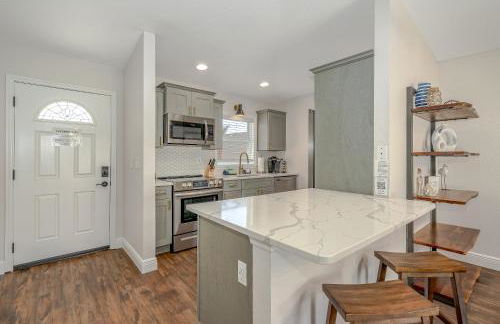 Dog Friendly Home wPrivate Fenced Yard, Garage & Fire Pit STEPS to the Beach! - Foto 3