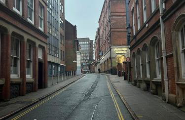 New & Modern 2-Bed Flat in City Centre - Foto 15