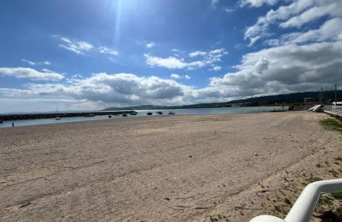 Stunning 2 Bedroom Beach Apartment With Garden - Foto 5