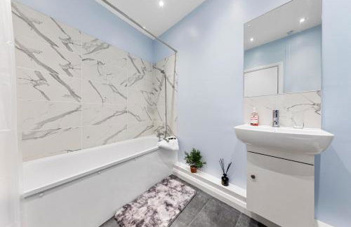 Stylish & Modern 2-Bedroom London Hideaway - King Bed- Sleeps 6 - Parking Available - Instant Book - 20 Percent Off Long Stays! - Foto 24