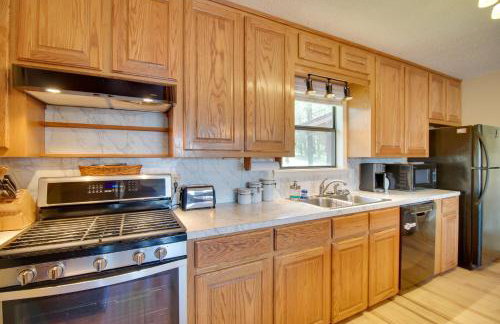 Dock and Water-View Deck Home on Lake Dardanelle - Foto 9
