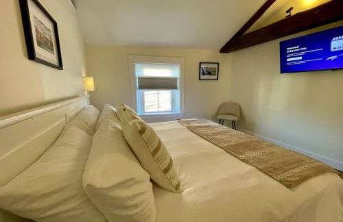 4 King Suites, Downtown, Outlets, Beach, Historic - Photo 17