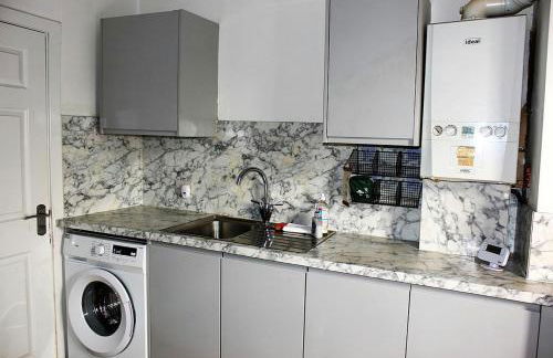 Free Parking - Central - Sleeps 6 - Great Area - Photo 9