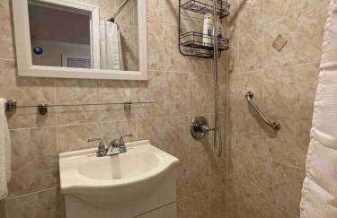 Entire Beautiful 2BR Apartment [L]. Convenient location in the heart of Queens! - Foto 8