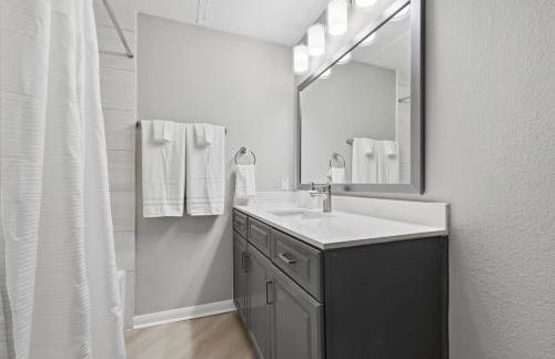 Chic 2BR Boho-Chic Retreat Garage, Pool, Gym - Photo 12