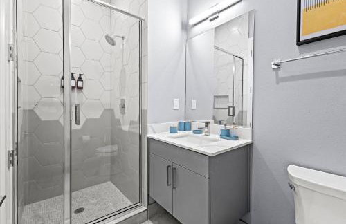 New suite with full Kitchen and Livingroom Dallas - Photo 31