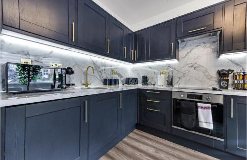 Stylish and Family Friendly 3 Bedroom Apartment - Photo 16