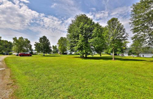 The Bomoseen Bungalow - Vermont Lake House Close to Ski Resorts! Private dock, ski rental ticket deals - Foto 31