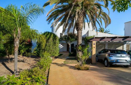 Luxury Private Family Villa with Pool AC & Parking - Foto 2