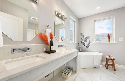 HostWise Stays - The Charlotte - Rooftop patio, Garage Parking, Prime Location, Large 3 Story Home - Foto 20