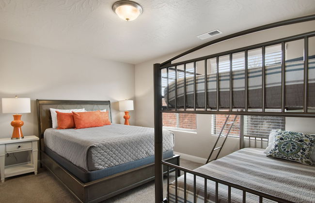 All Inn the Family - Photo 7