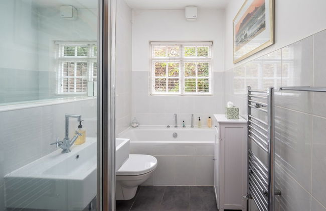 JOIVY Homely 2 Bed Riverside Flat with Patio in Hammersmith - Foto 15