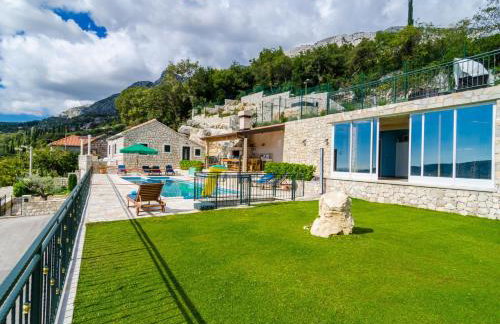 Villa Falcon Rook - Photo 11