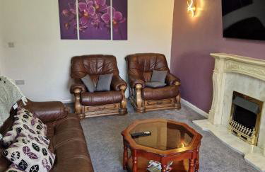 Family-Friendly Detached House Near Leeds and Bradford with Garden - Foto 2