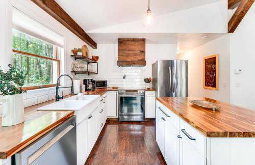 Private Hot Tub Tree-Lined Poconos Home! - Foto 6