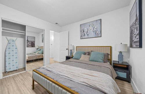 Entire Private Home with 4 Bedrooms 2 Bathrooms, Hot Tub, King Bed, 80 TV, Gated Yard, Ranch Style, Available Now - Foto 39