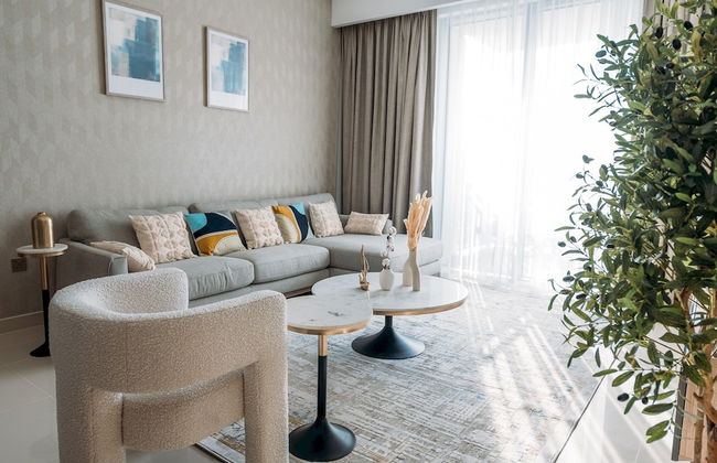 Elegant Stay: Balcony & Stunning Dubai Creek Views - Photo 13