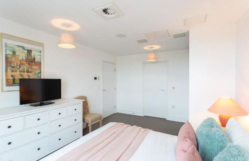 2 Bed 2 Bath Penthouse With Amazing Views with Free Parking - Foto 21