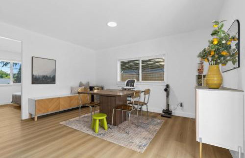 Family-Friendly 4BR Home with AC and Yard Near Airport - Foto 25