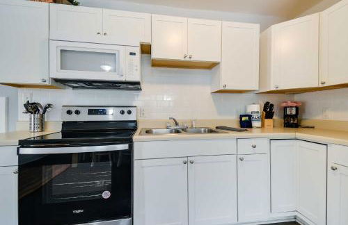 Walk to Atlantic Beach Family Gem with Fenced Yard - Foto 11