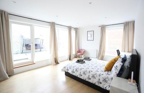 Spacious 3-Story Retreat with Rooftop Terrace and Modern Amenities - Foto 53