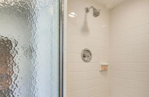 Serene Holmes Cottage Near Lakes and Trails! - Foto 20