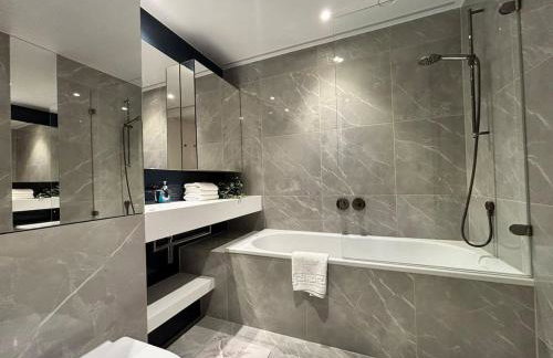 Luxury 2BR- Sleeps 5- Westfield Apartment- 3 min to station- Perfect for Families Shopping - Foto 34