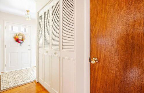 3BR Home - Free Parking-WiFi Kitchen Laundry-Kids Friendly-Near DC & Downtown & Metro-Patio & Deck - Foto 35